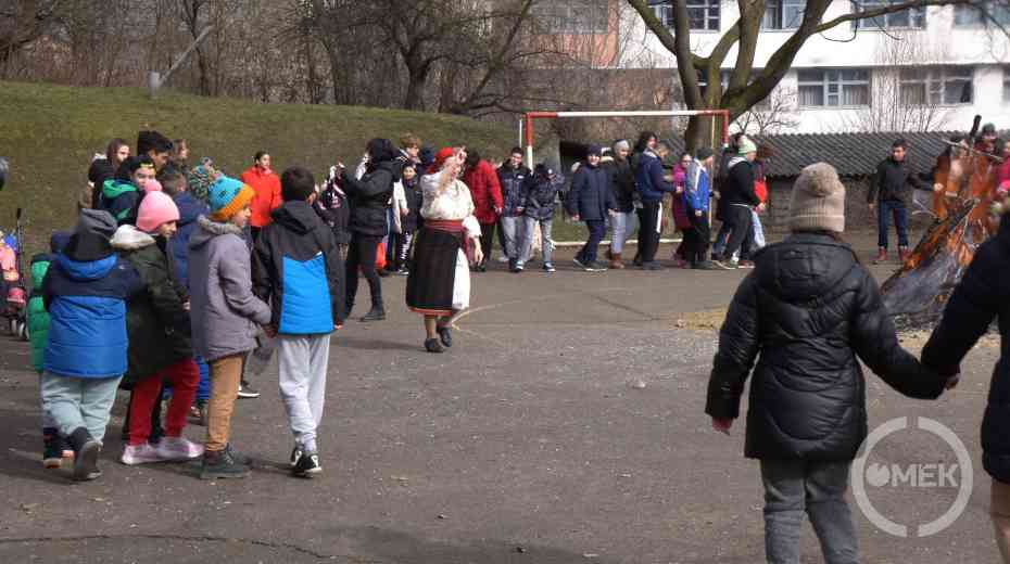 A Szabad Szombat Táncegyüttessel közösen táncolták körbe a tűzet a diákok.