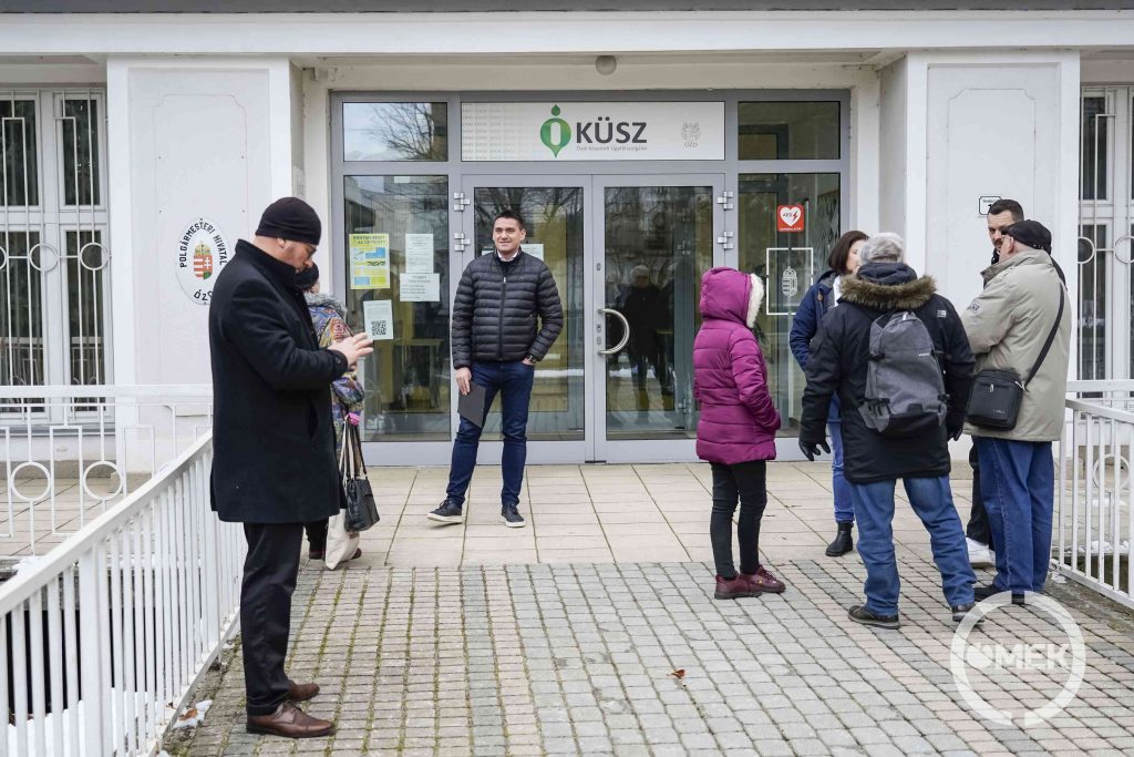 A Városháza előtt gyülekeznek a választáson indulni kívánók.