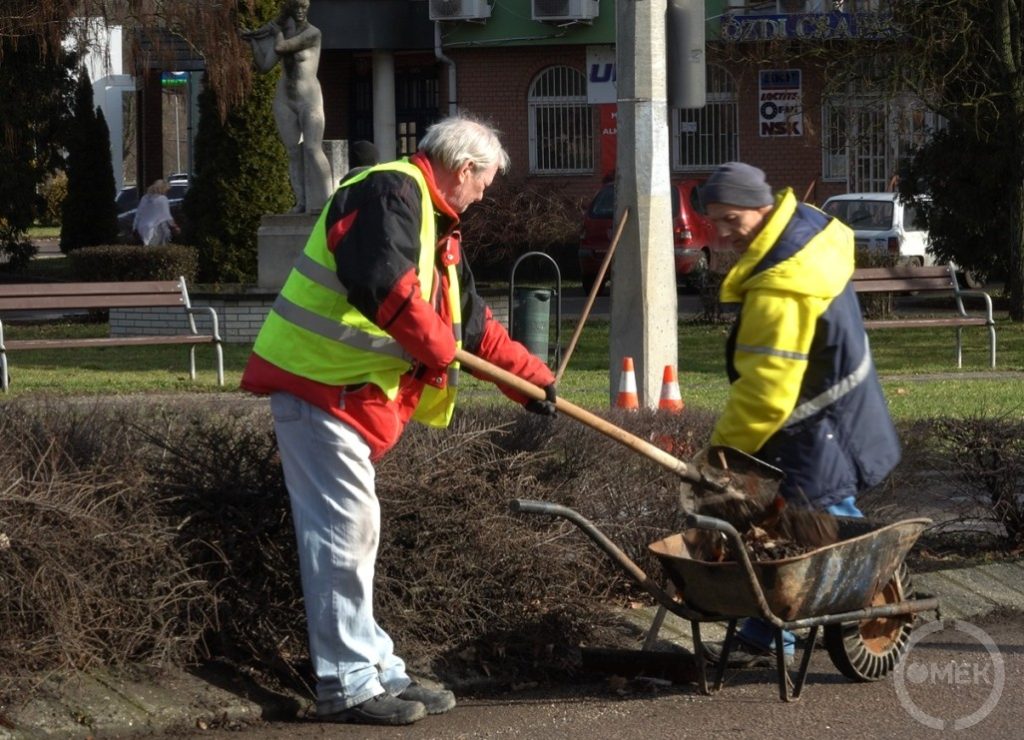 A Zrínyi úti körforgalomban az út szélét tisztították az ÓVI dolgozói.