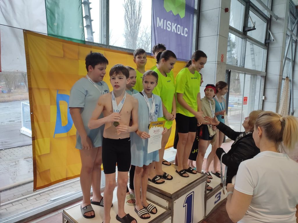 A mix gyorsváltó tagjai átveszik érmeiket.