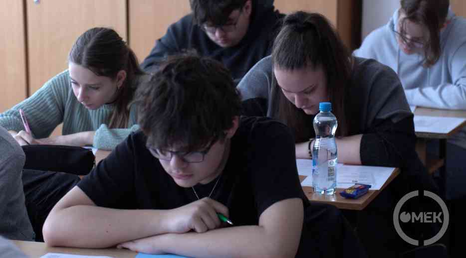 A nagyok is gondolkodva ülnek a lap felett.