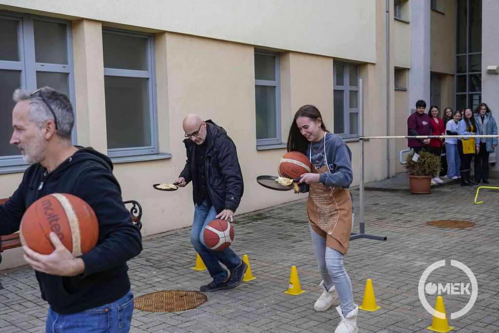 A pedagógusok is futottak a palacsintasütőkkel.