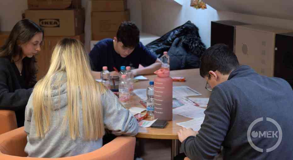 A szükséges dokumentumokat töltik ki a diákok.