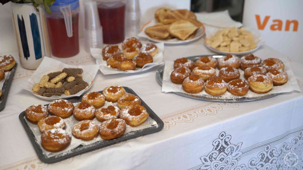 A vendégeket finom falatokkal is megkínálták, frissen sült fánkot, teát szolgáltak fel.