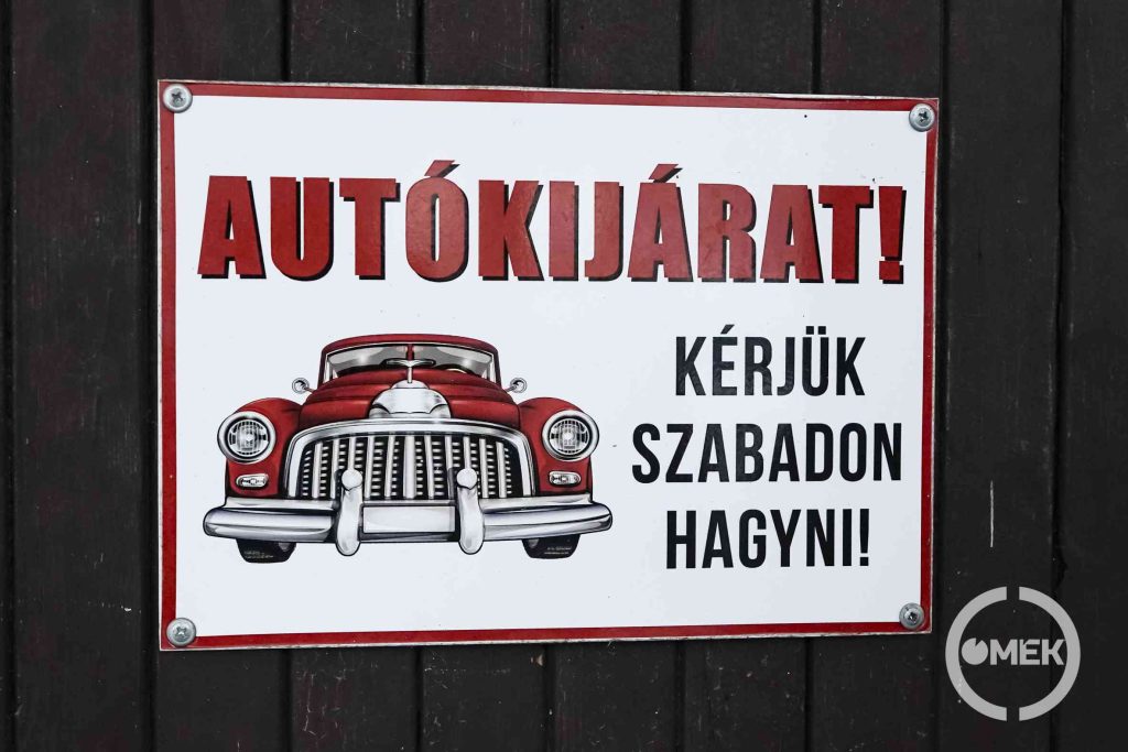 Autókijárat felirat szerepel ezen a táblán, szinte minden garázson ez olvasható.