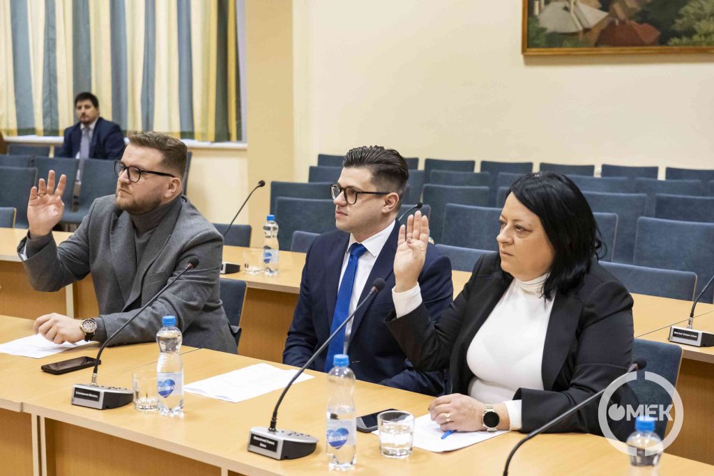 Az Egészségügyi és Szociális Bizottság tagjai szavaznak.