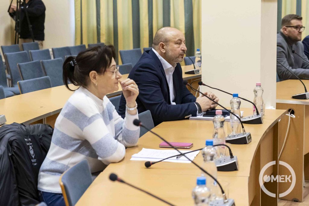Az Egészségügyi és Szociális Bizottság tagjai üléseznek.