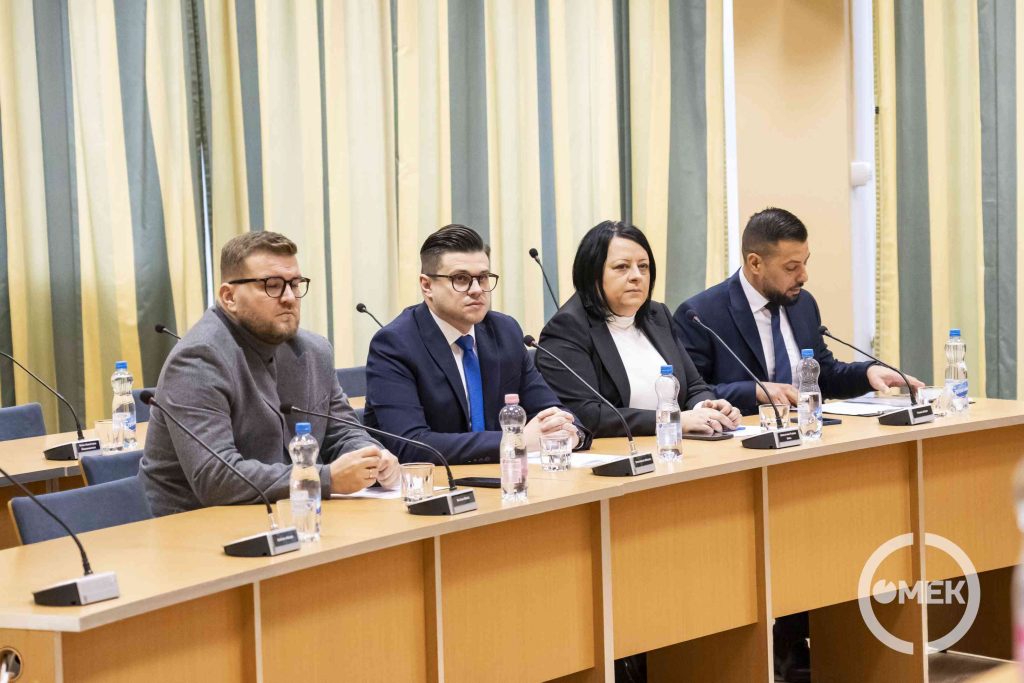 Az Ügyrendi és Rendészeti Bizottság tanácskozik.
