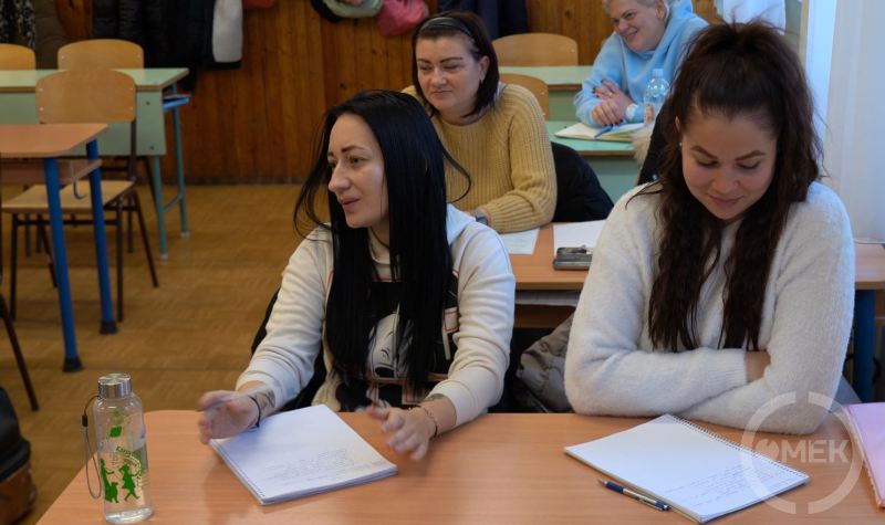 Az egyik tanuló szól hozzá az órához.