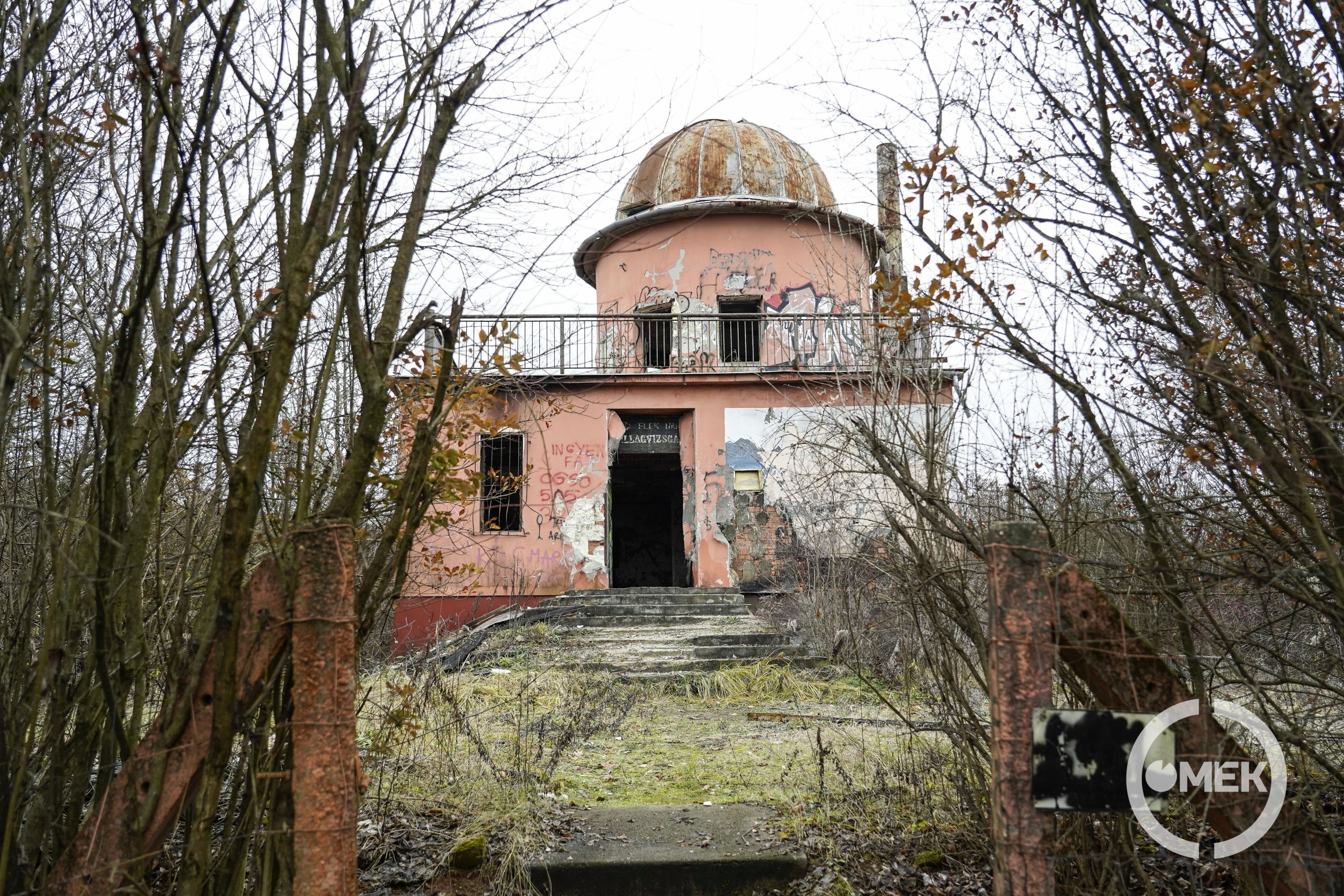 Az egykori ózdi Elek Imre Csillagvizsgáló épülete a kerítésen kívülről.