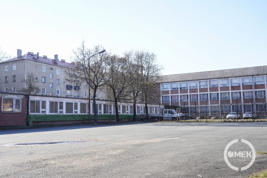 Az épület az Árpád Vezér Általános Iskola területén fekszik, de önkormányzati tulajdonban van.