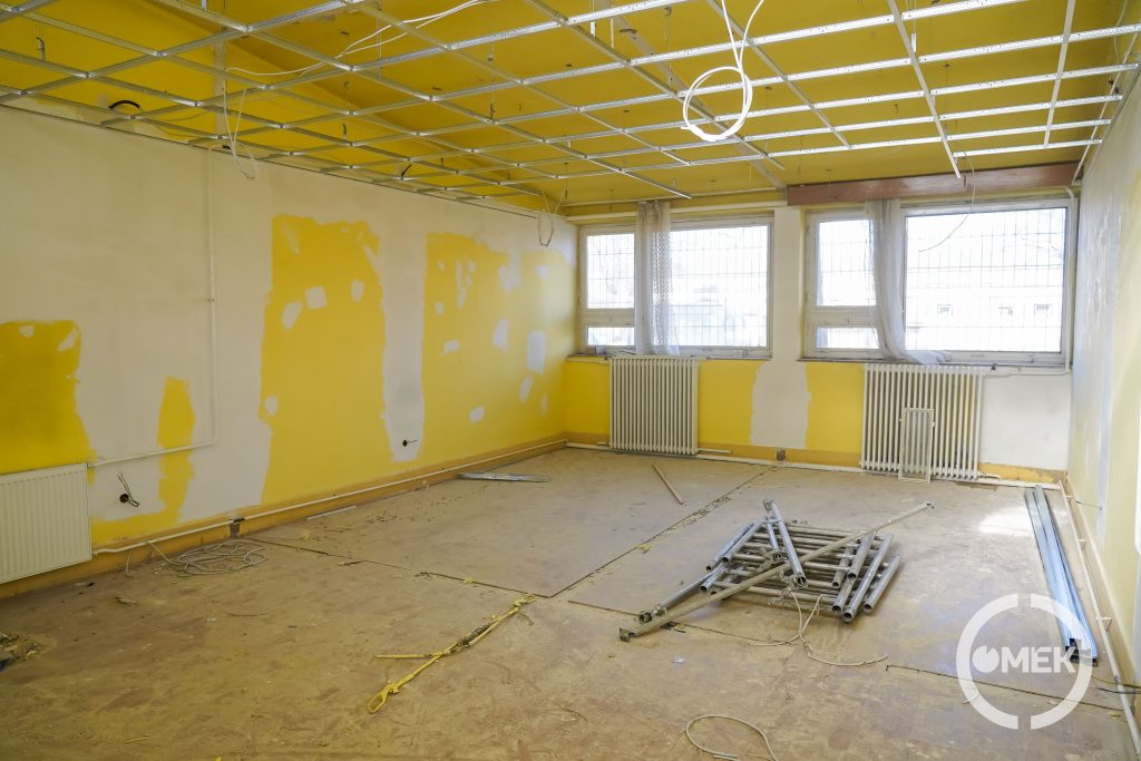 Az épület sokáig elhagyatottan állt.