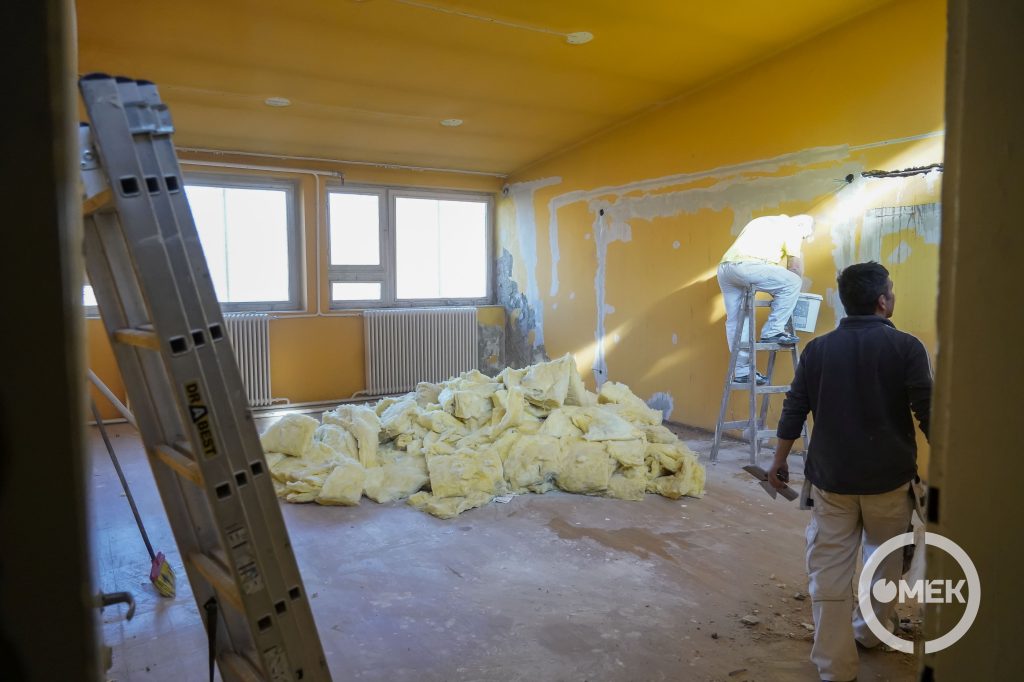 Az épület teljeskörű felújításon esik át.