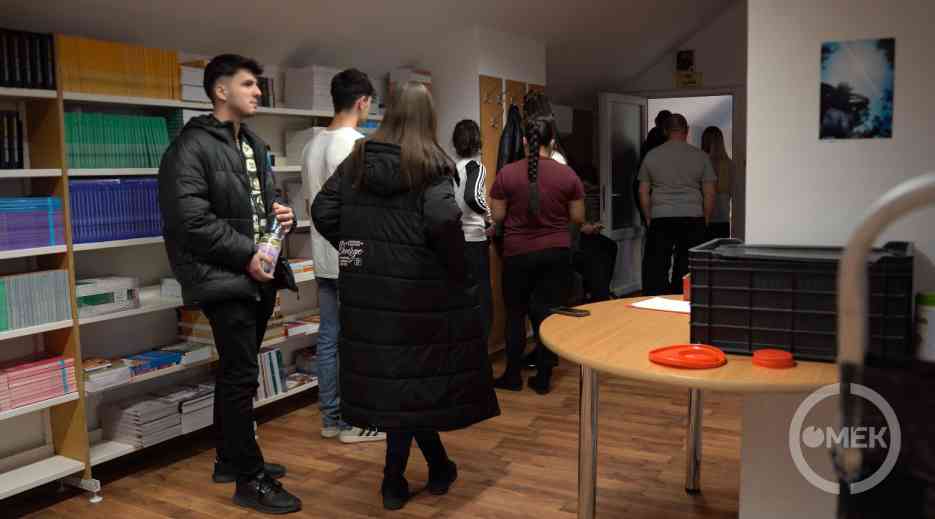 Az orvosi vizsgálatra várnak a fiatalok.