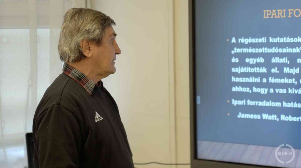Bokor Sándor, az Ózdi Ipari Örökségvédők Baráti Körének elnöke tartotta az előadást.