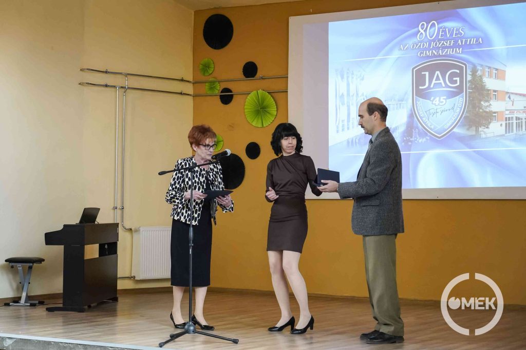 Bolykiné Katona Erzsébet emlékplakettet vesz át.