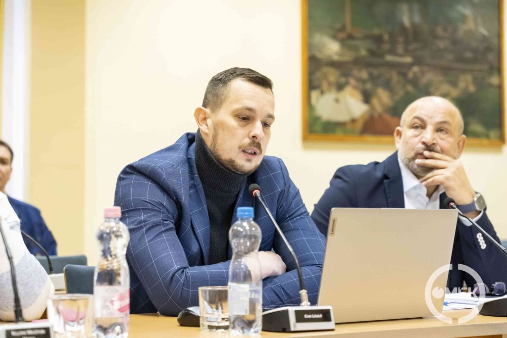 Csák László dr. Csuzda Gábort kérdezte.