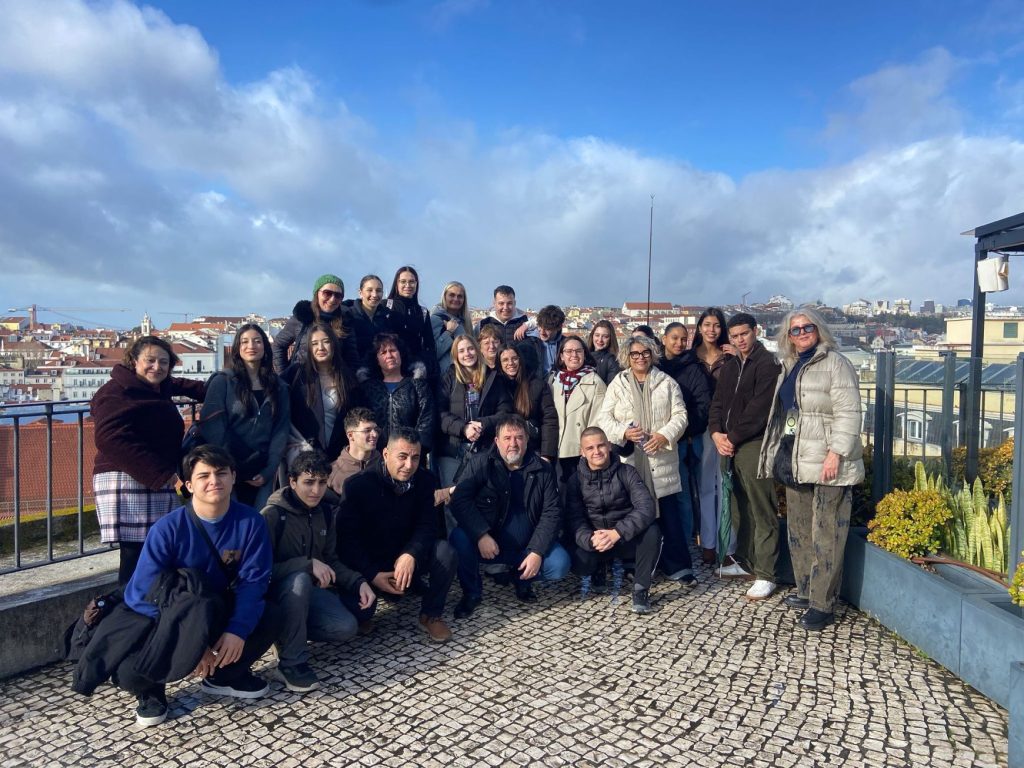 Csoportképen a SZIKSZI-sek és a portugál diákok.