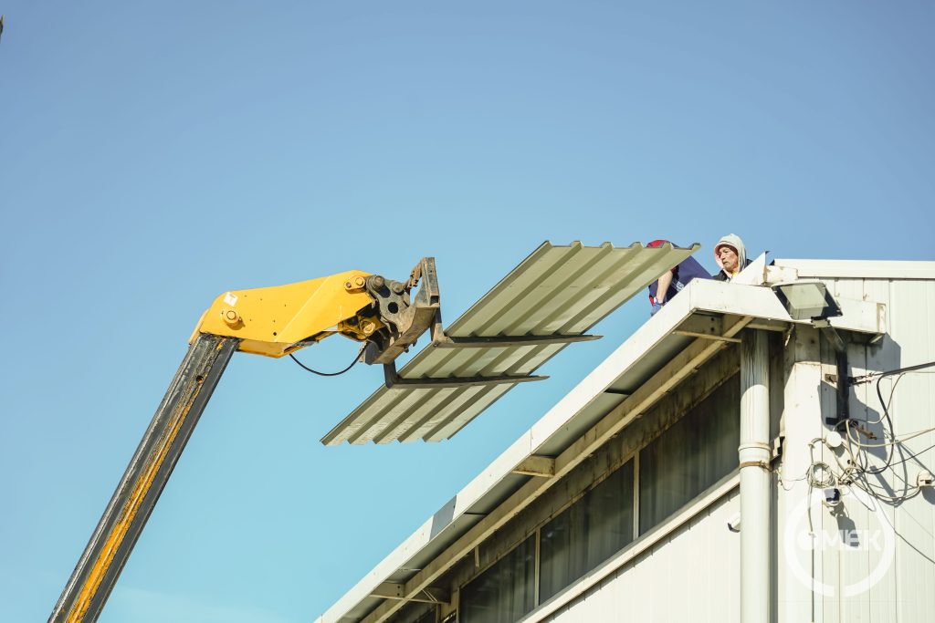 Daruval emelik a magasba a trapézlemezt.