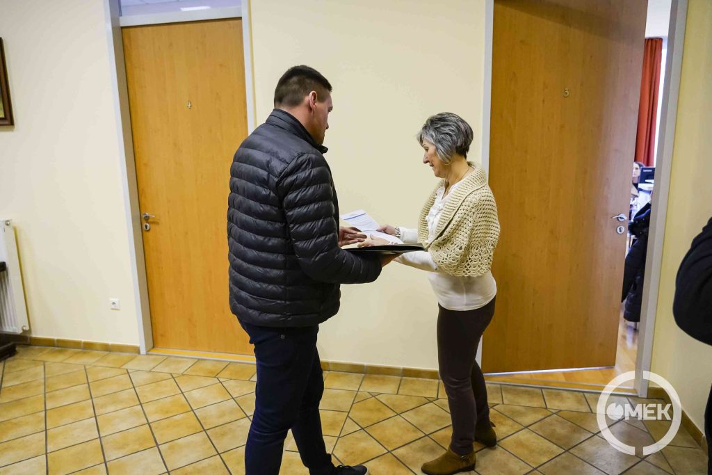 Dr. Csuzda Gábor átveszi az ajánlóíveket.