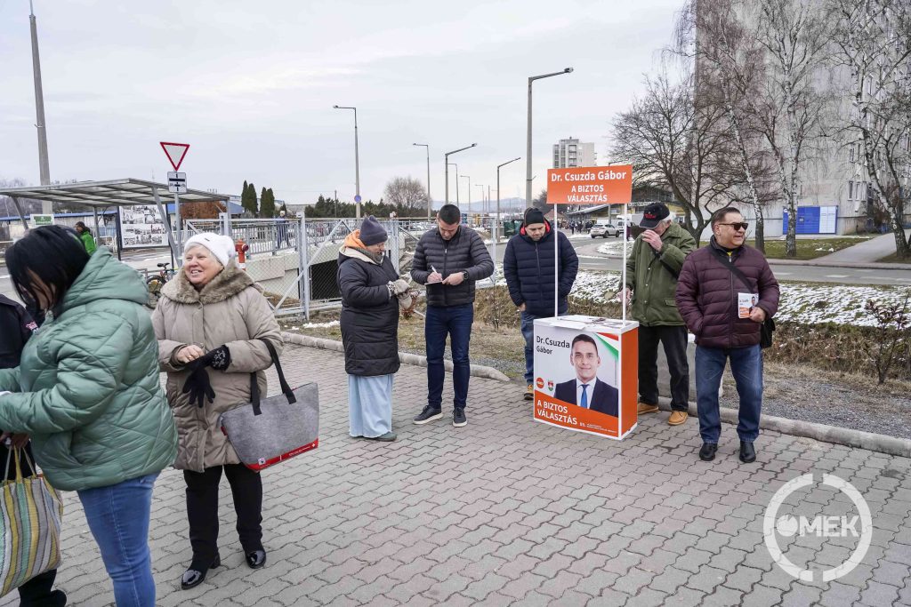 Dr. Csuzda Gábor és csapata a piacon várta az aláírókat.