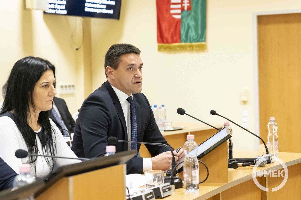 Dr. Csuzda Gábor napirend előtt szólalt fel.