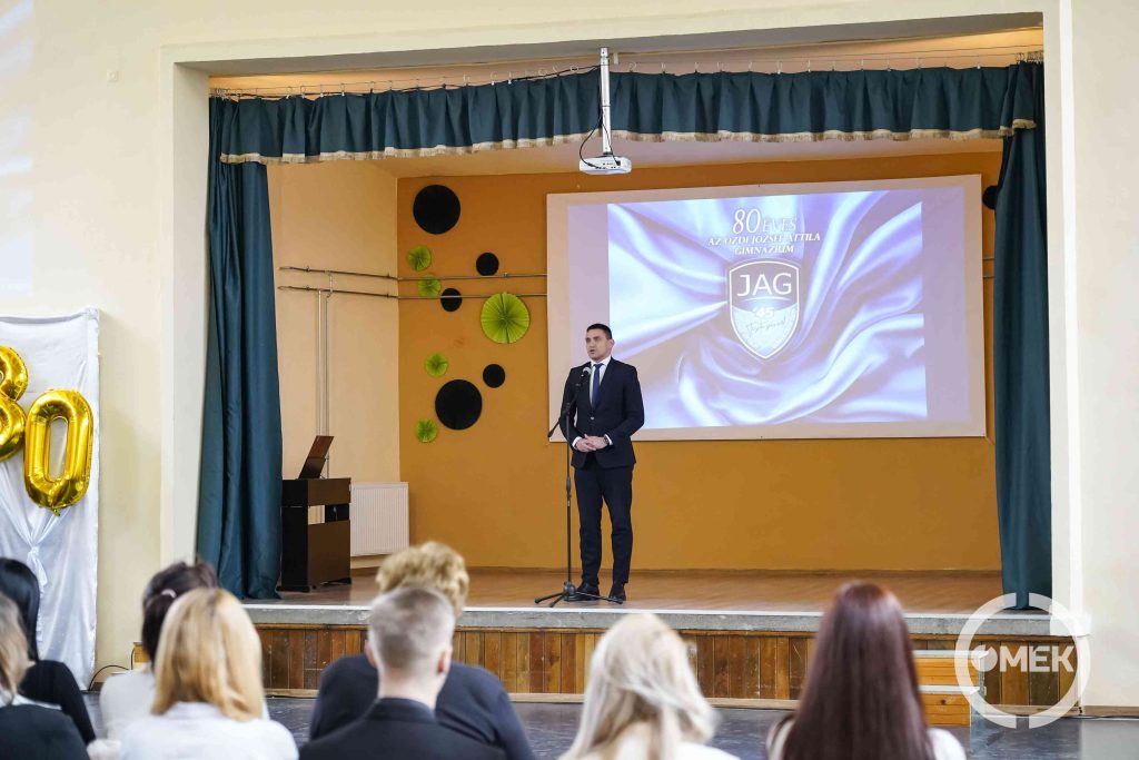 Dr. Csuzda Gábor országgyűlési képviselő, egykori JAG-os diák beszédet mond.