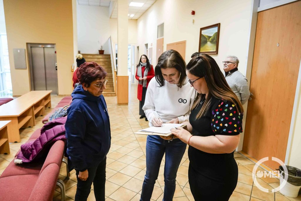 Dr. Németh Csilla átveszi az ajánlóíveket.