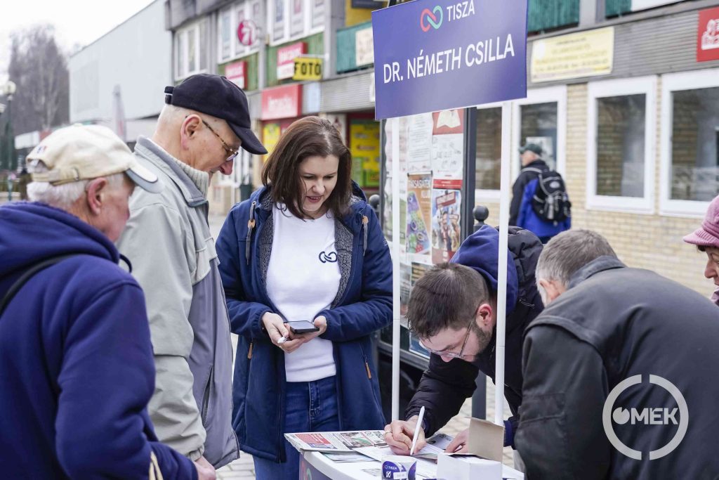 Dr. Németh Csilla először a Szolgáltatóház előtt várta a támogatókat.