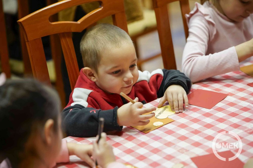 Egy Cica csoportos kisfiú.