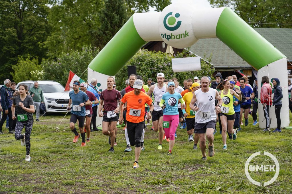 Elrajtolt a mezőny.