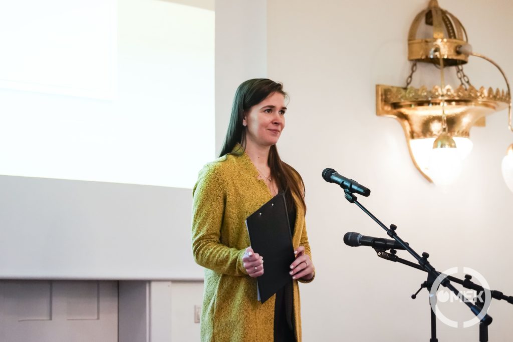 Fábián-Dobos Eszter köszönti a jelenlévőket.