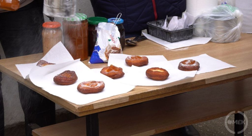 Fánkot is sütöttek.