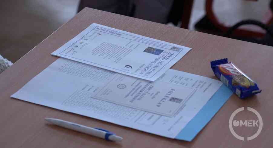 Feladatlap és emléklap az asztalon.