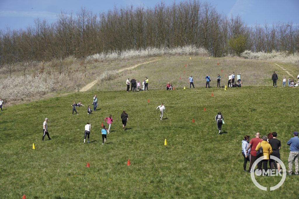 Felfelé futnak a dombon a versenyzők.