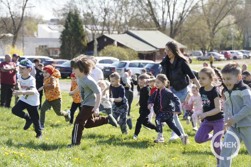 Futnak az óvodások.