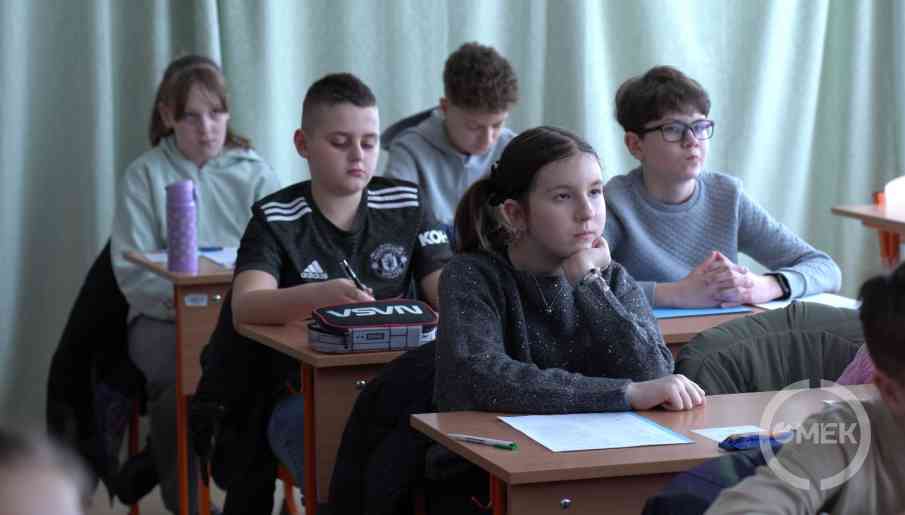 Hallgatják a tájékoztatót a tanulók a teremben.