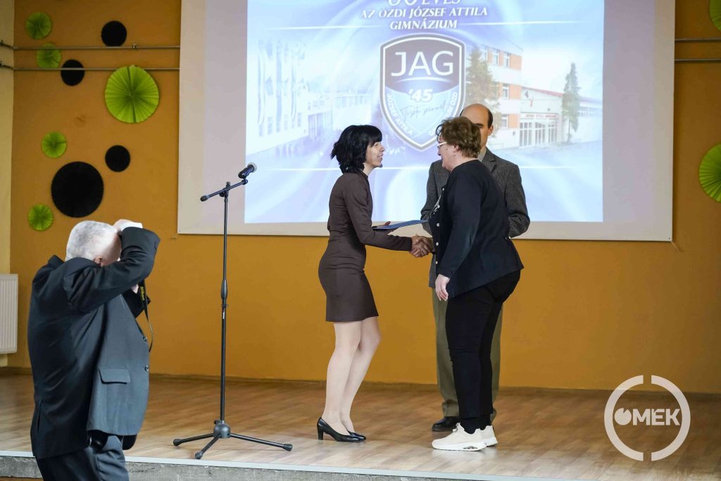 Heiling Jolán Katalin vesz át emlékplakettet.