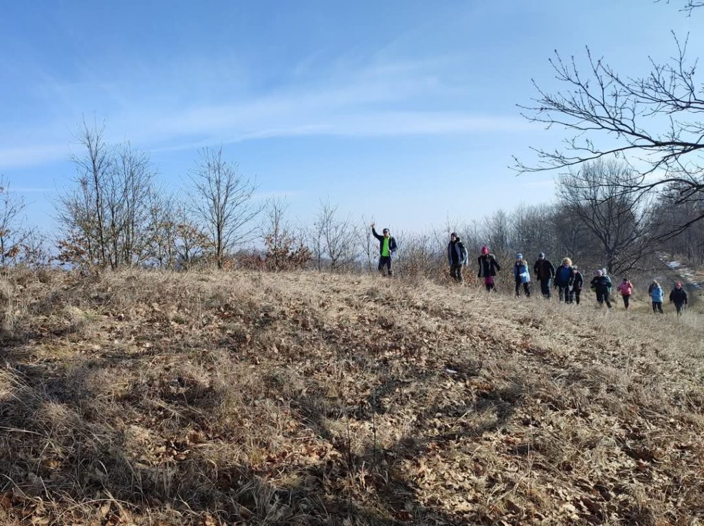 Integetnek útközben a túrázók.