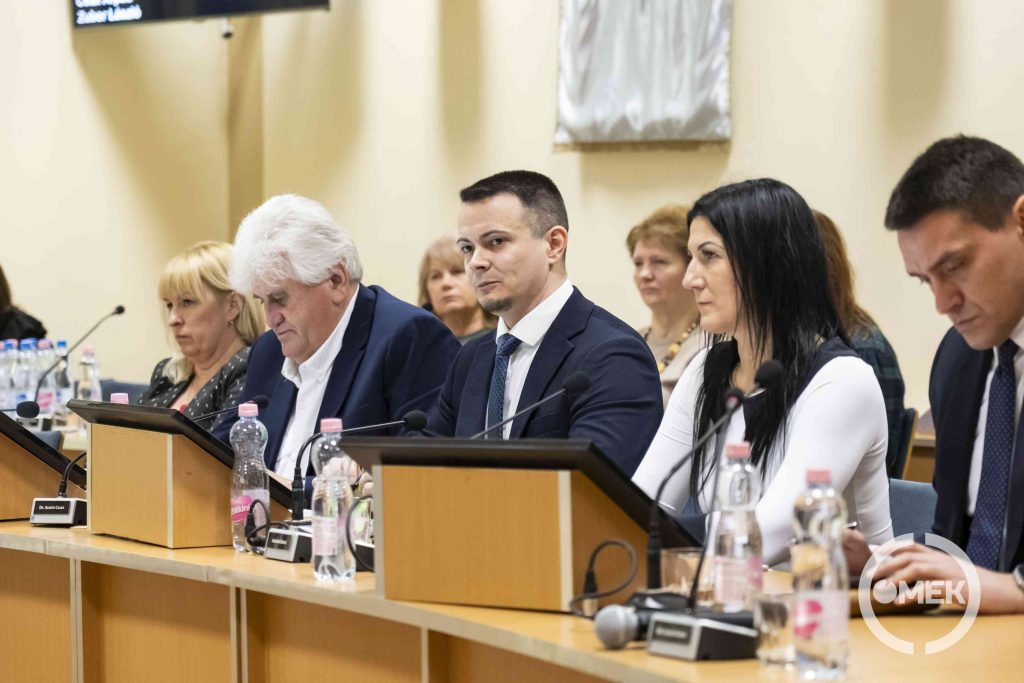 Janiczak Dávid és dr. Almási Csaba a költségvetésről beszélnek.