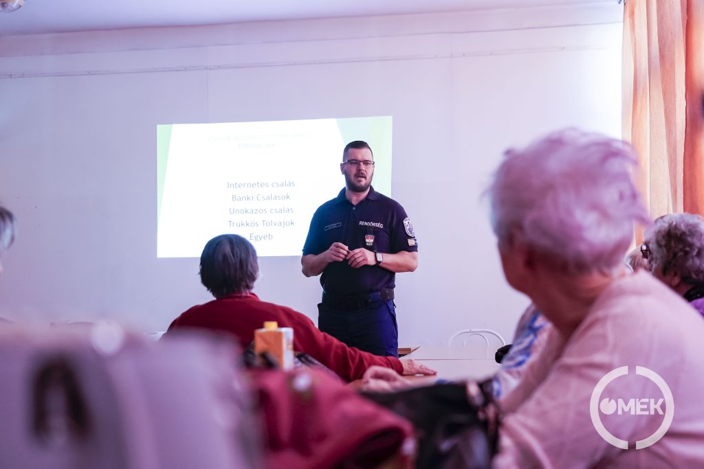 Kiss Tamás, az Ózdi Rendőrkapitányság hivatalvezetője a csalások formáit mutatta be.