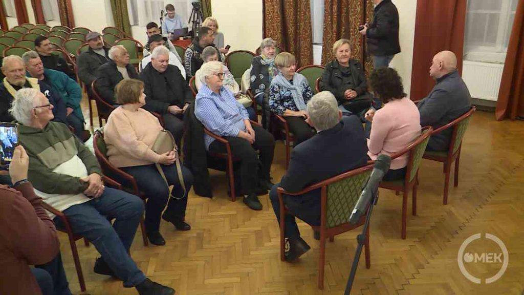 Kötetlen beszélgetés a fórumon.