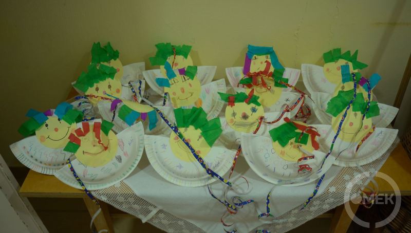 Kreatív alkotások sorakoztak a folyosón.