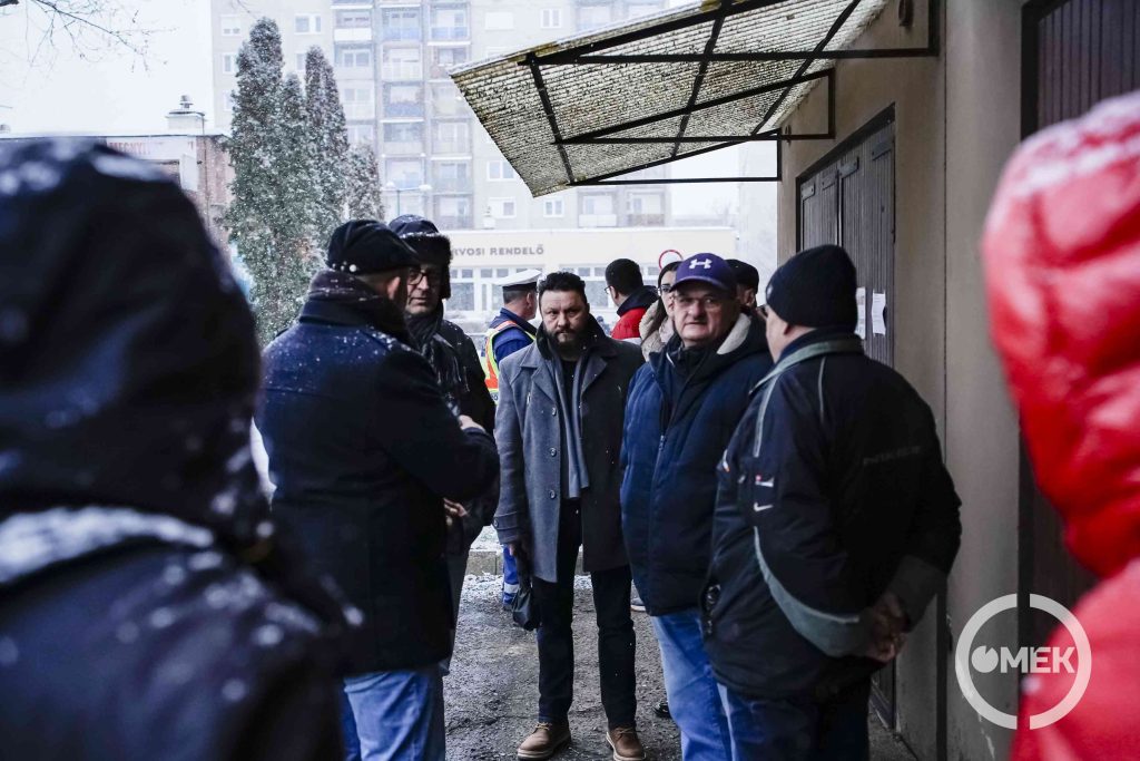 Lakossági fórum a Bolyki főút 65 előtt.