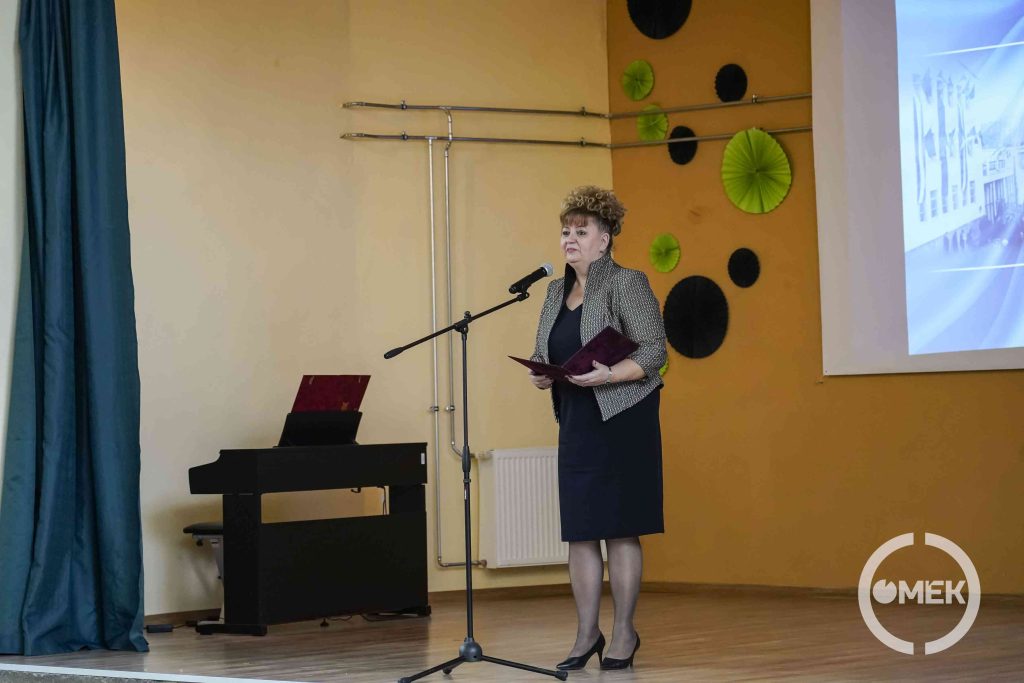 Markovicsné Demeter Edina tankerületi igazgató beszédet mond.