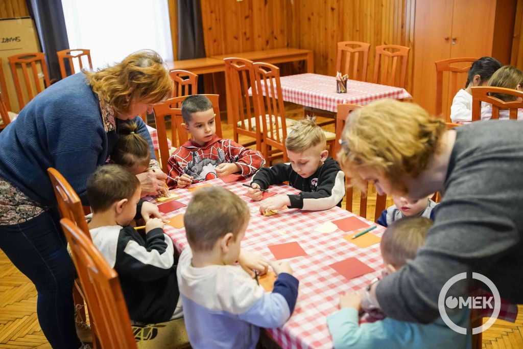 Minden kisgyermek kézműveskedett.