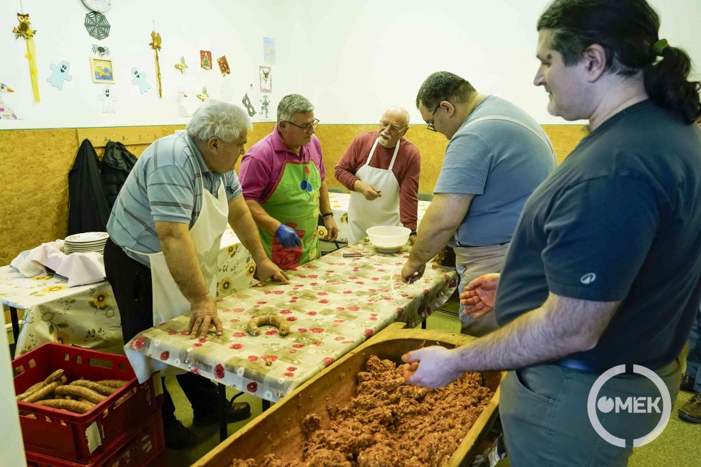 Mindenki kivette a részét a töltésből.
