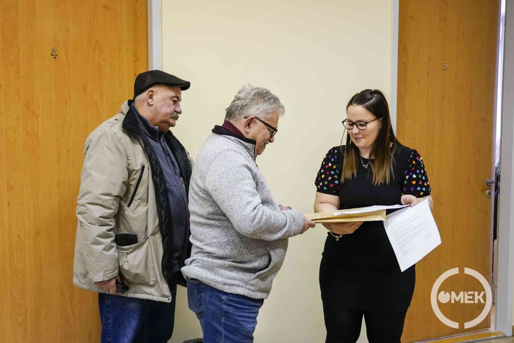 Molnár Zoltán átveszi az ajánlóíveket.