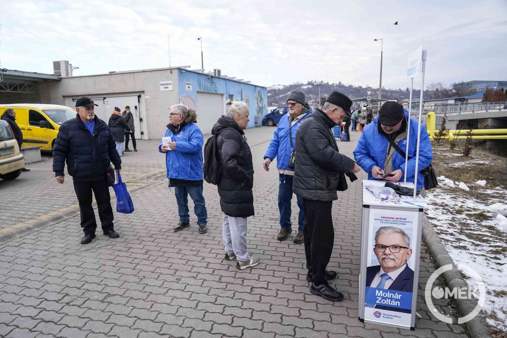 Molnár Zoltán is a piacon gyűjtötte az aláírásokat.