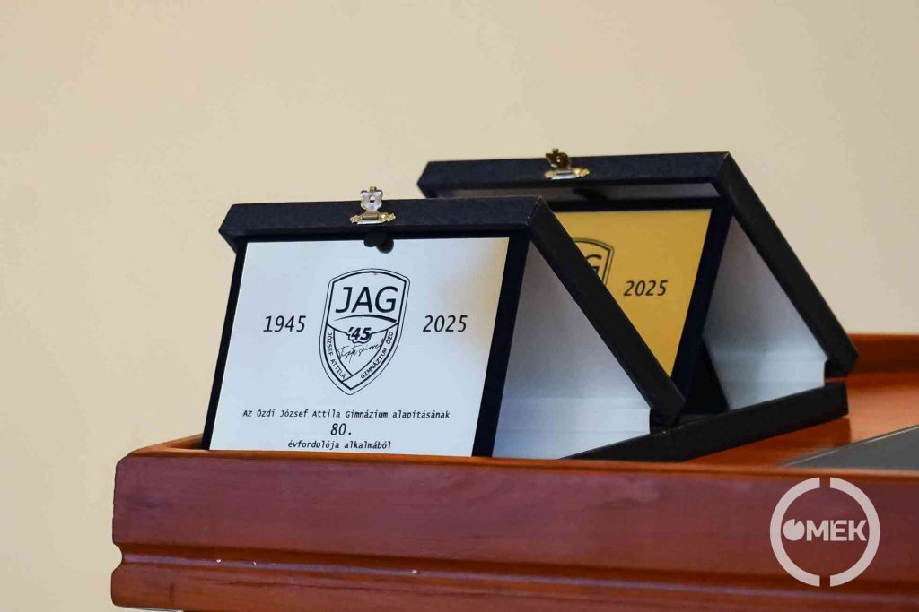 Négy emlékplakettet adtak át a gimnázium alapításának 80. évfordulója alkalmából.